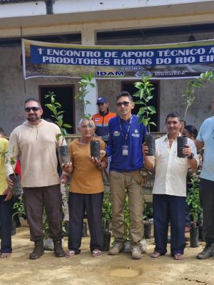 Agricultores familiares de Eirunepé (distante 1.160 quilômetros de Manaus), receberam 160 mudas de café, limão e laranja. Distribuídas pelo Governo do Estado por meio do Instituto de Desenvolvimento Agropecuário e Florestal Sustentável do Estado do Amazonas (Idam) no domingo (16), as mudas devem reforçar a produção de 30 famílias rurais da comunidade Mourão, no rio Eiru.