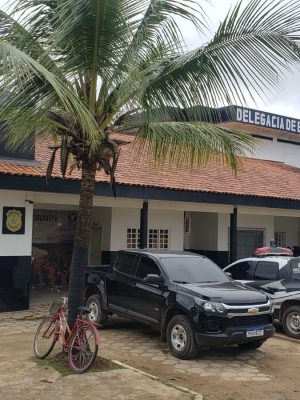 A Polícia Civil do Amazonas (PC-AM), por meio da Delegacia Interativa de Polícia (DEP) de Eirunepé (a 1.160 quilômetros de Manaus), cumpriu, nesta quarta-feira (30), mandado de prisão preventiva de um homem, 38, por estupro de vulnerável contra suas enteadas, de 13 e 18 anos. A prisão faz parte Operação Caminhos Seguros, voltada à repressão de crimes de abuso e exploração sexual infanto-juvenil.