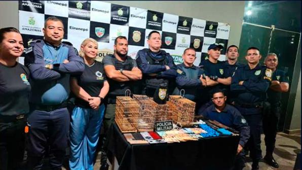 A Polícia Militar do Amazonas (PMAM), por meio da 1ª Companhia Independente de Polícia Militar (1ª CIPM), prendeu três pessoas, sendo dois homens e uma mulher, de 36, 27 e 18 anos, que foram encontrados com porções de drogas, gaiolas, pássaros silvestres e quantia em dinheiro, no domingo (17), no município de Eirunepé (a 1.159 quilômetros de Manaus). 